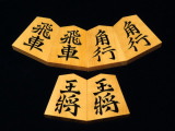清夏作海燕御蔵島黄楊斑入上柾目彫将棋駒/新品 桐平箱付(KS1287)